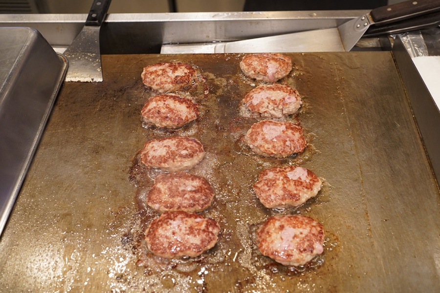universalport_202609_15 | Lmaga.jp 「ライブキッチン」で焼き上げられる「ホームメイドハンバーグ」(9月18日撮影/Lmaga.jp)