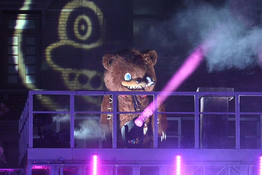 usj_horrornight26_10 | Lmaga.jp 『ハロウィーン・ホラー・ナイト・アカデミー ~絶叫の15年~』のプレスプレビューにて、今や大人気キャラとなったハミクマ。『唱』のダンスで盛り上げた(9月9日/ユニバーサル・スタジオ・ジャパン)