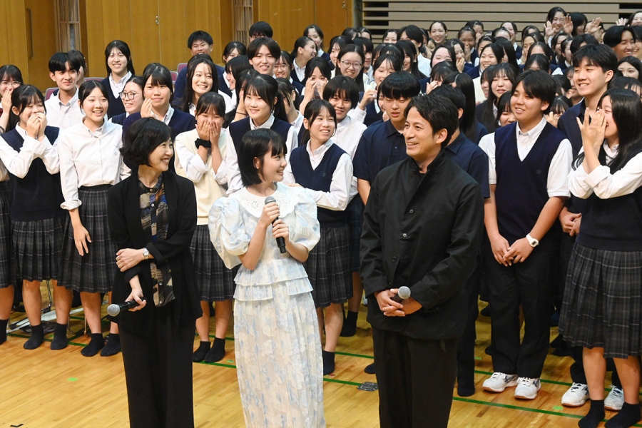 watashinoshiranai_minoo1 | Lmaga.jp 映画『わたしの知らない子どもたち』のイベントにて、岡田准一の「結婚したい」発言に沸く生徒たち(9月28日・大阪府豊中市)