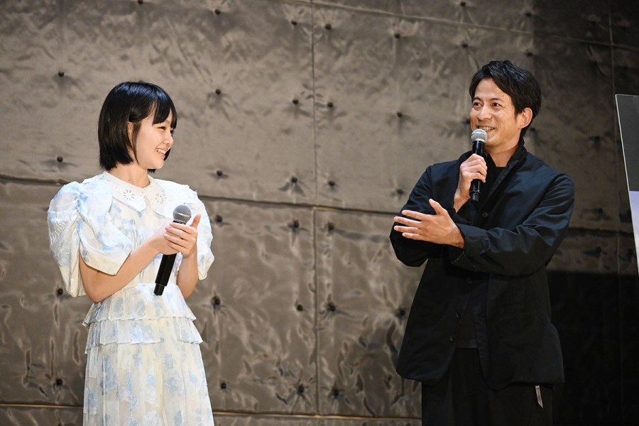 watashinoshiranai_minoo4 | Lmaga.jp 映画『わたしの知らない子どもたち』のイベントにて、小八重葵美に「かわいい」と話す岡田准一(9月28日・大阪府豊中市)