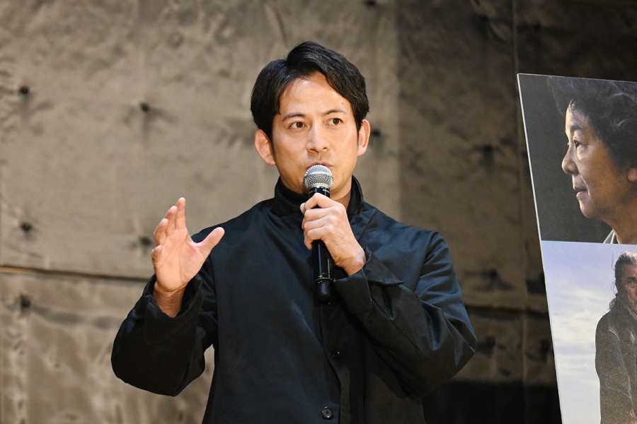 watashinoshiranai_minoo6 | Lmaga.jp 映画『わたしの知らない子どもたち』のイベントにて、生徒からの質問に答える岡田准一(9月28日・大阪府豊中市)