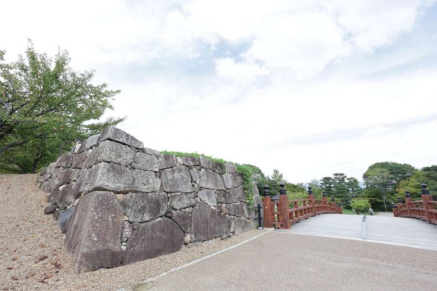 yamatokoriyama_202609_33 | Lmaga.jp 「極楽橋」を「柳澤神社」側へ渡った先の石垣には、“兄弟石”の片割れがある