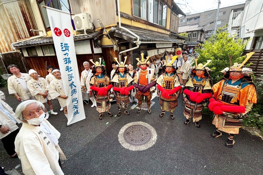 yoroi_tsuika_2 | Lmaga.jp 2026年神幸祭でも弓矢組は武者行列を行いました(真ん中が日本茜で染めた糸で修復された鎧です)