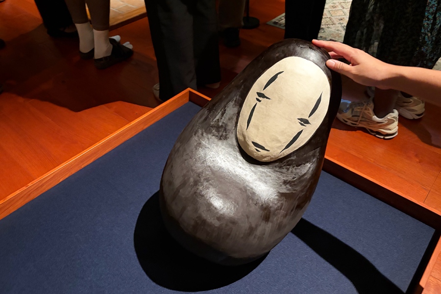Ghibli2026_1005_5 | Lmaga.jp 来館者が触れるカオナシの“おきあがりこぶし”(Lmaga.jp撮影)