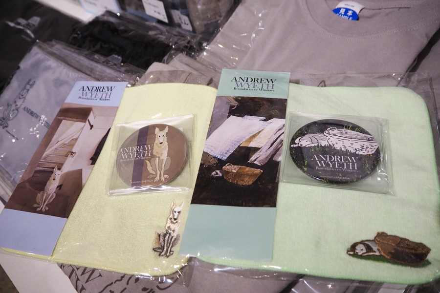 Wyeth2026_1003_10 | Lmaga.jp 作品の犬がグッズに!「刺繍ハンカチ」(1219円)、「丸型ミラー」(660円)(C)2026 Peanuts Worldwide LLC