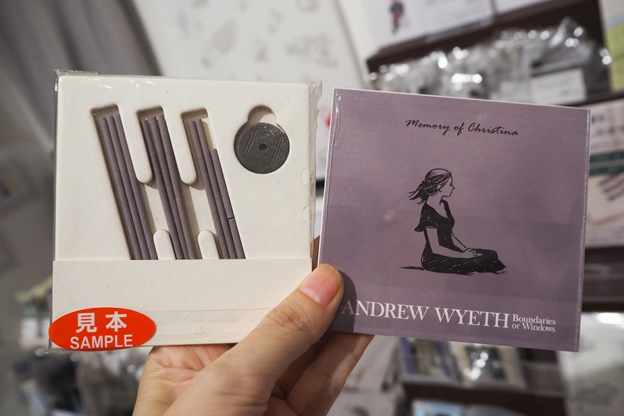 Wyeth2026_1003_6 | Lmaga.jp 京都「香老舗 松栄堂」が本展のために手がけた「オリジナルお香」(1500円)