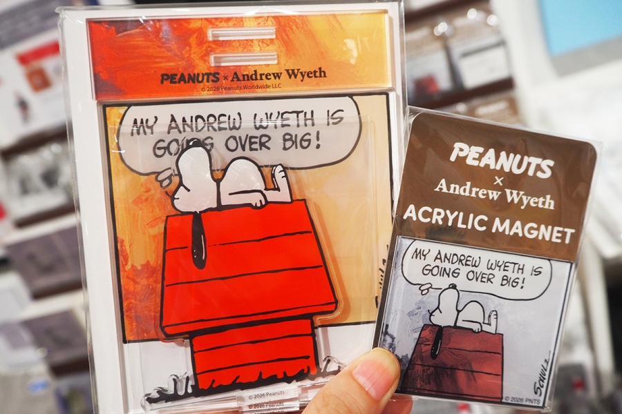 Wyeth2026_1003_8 | Lmaga.jp スヌーピーとのコラボグッズ「アクリルスタンド」(1980円)、「アクリルマグネット」(990円)(C)2026 Peanuts Worldwide LLC