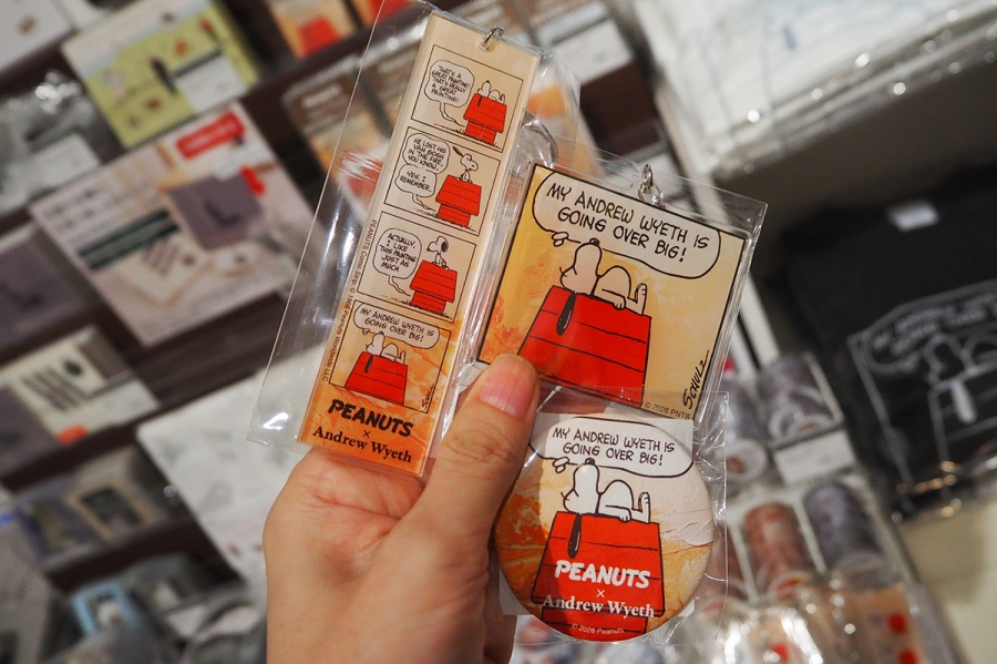 Wyeth2026_1003_9 | Lmaga.jp スヌーピーとのコラボグッズ「アクリルキーホルダー(1コマ/4コマ)」(各990円)、「キャンパス缶バッジ」(660円)(C)2026 Peanuts Worldwide LLC