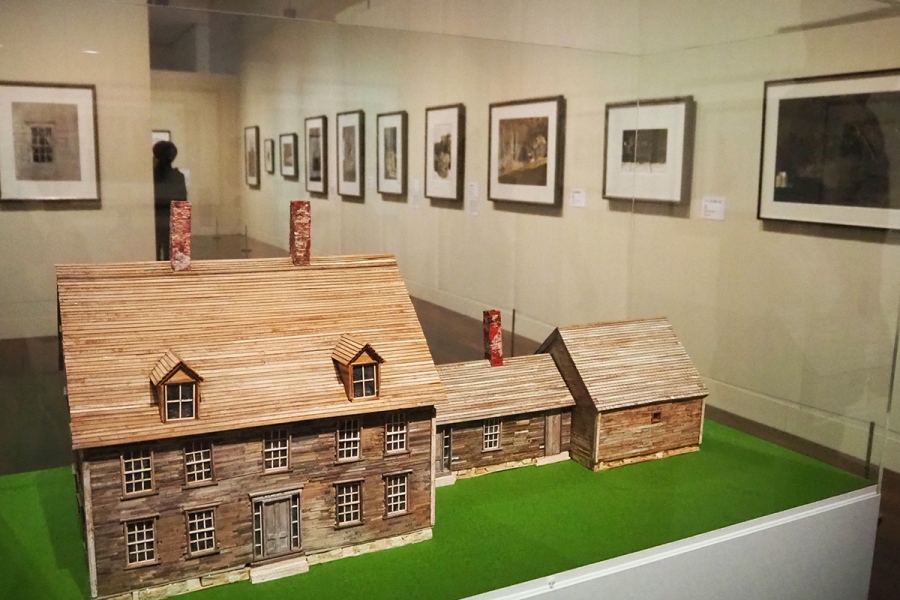Wyeth2026_1005_1 | Lmaga.jp オルソン・ハウスの模型とともに絵画を鑑賞(Lmaga.jp撮影)