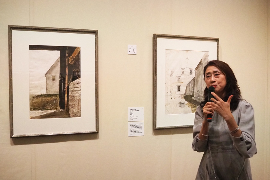 Wyeth2026_1005_11 | Lmaga.jp 「ワイエスの作品から物語を紡いでほしい」と解説した「あべのハルカス美術館」上席学芸員の浅川真紀さん(Lmaga.jp撮影)