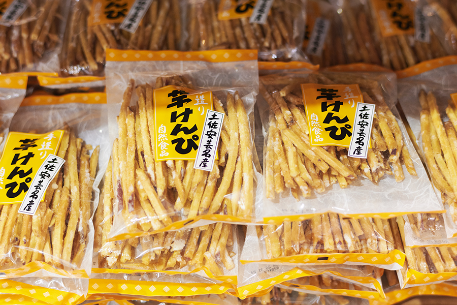 aki_SGO8132 | Lmaga.jp 長く、太く、やわらかめの食感が安芸流!? 秋冬は芋けんぴの旬。ご当地各社の名作がずらり