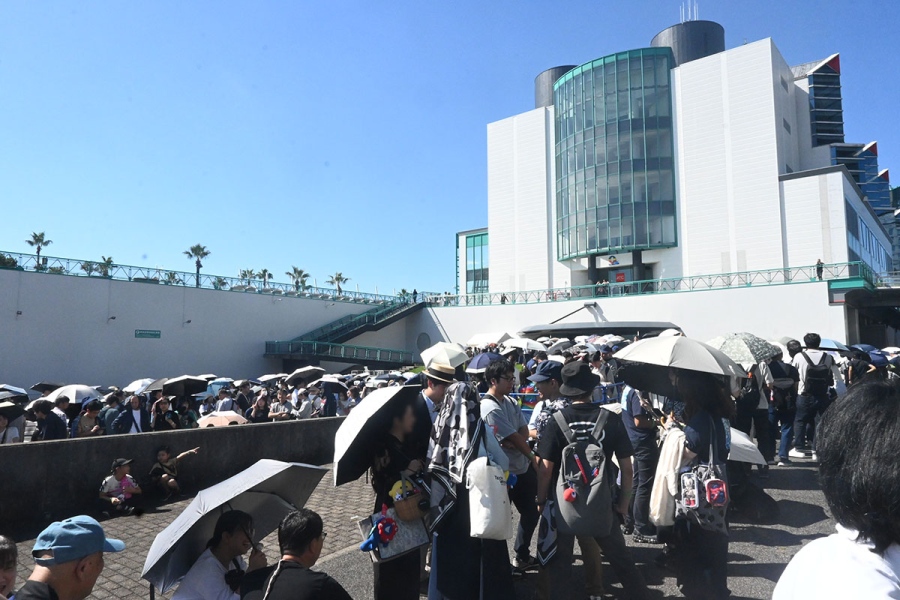 banpaku_reborn1011_19 | Lmaga.jp 『EXPO Reborn!~未来・食・文化を再体験~』の待機列の様子。万博の日々がよみがえるような光景(10月11日・ATC)