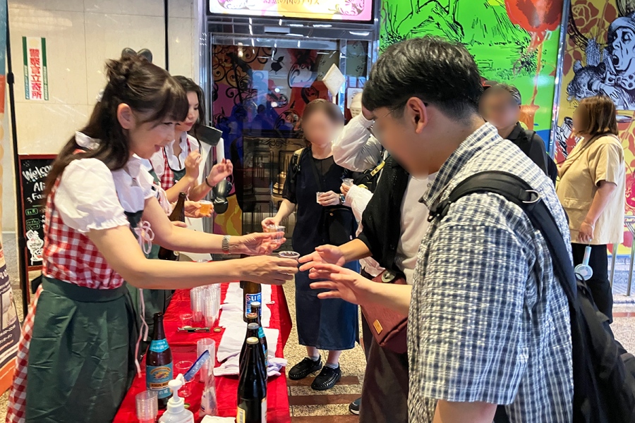 ddbeer2026_1020_1 | Lmaga.jp 『UMEDA BEER FEST』過去開催時、ビール無料試飲の様子