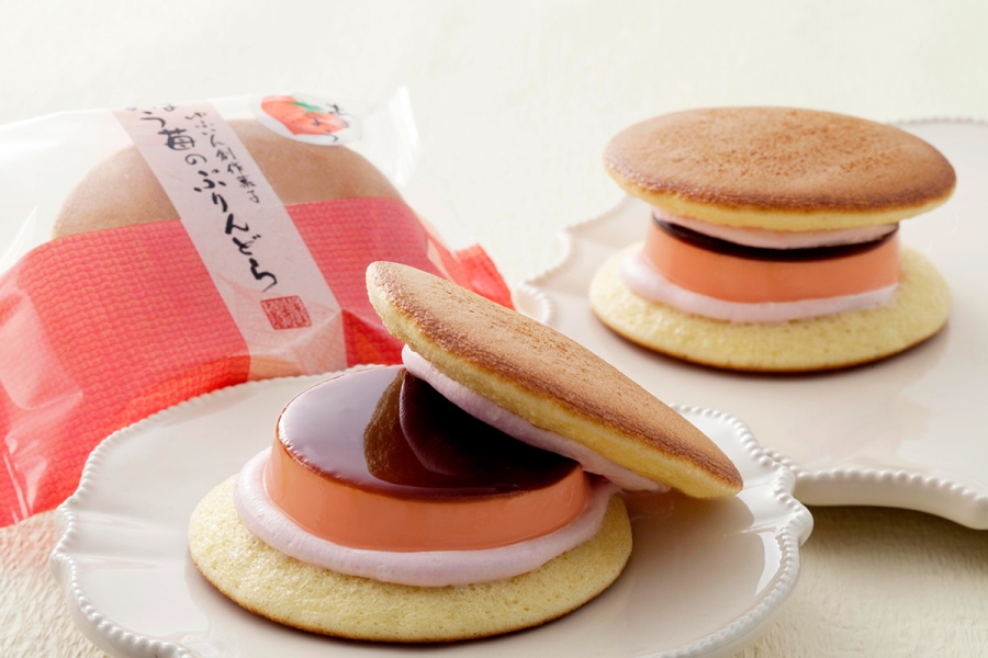 dorayaki2026_1021_5 | Lmaga.jp 『どれどら』に登場する「お菓子の菊家」の特製プリンを挟んだどら焼き