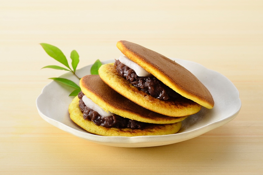 dorayaki2026_1021_8 | Lmaga.jp 『どれどら』に登場する「羽二重餅總本舗松岡軒」の羽二重餅と粒あん挟んだどら焼き