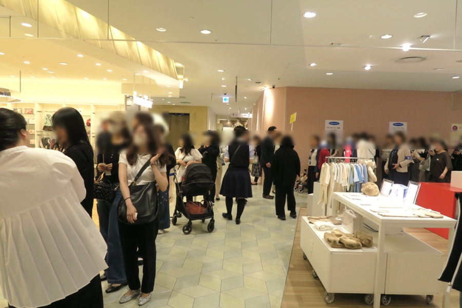 familiarharukasu20261006_8 | Lmaga.jp 「あべのハルカス近鉄本店 ファミリアショップ」リニューアルオープン初日、開店直後には整理券を手にした人々で行列が出来た(10月2日/Lmaga.jp撮影)