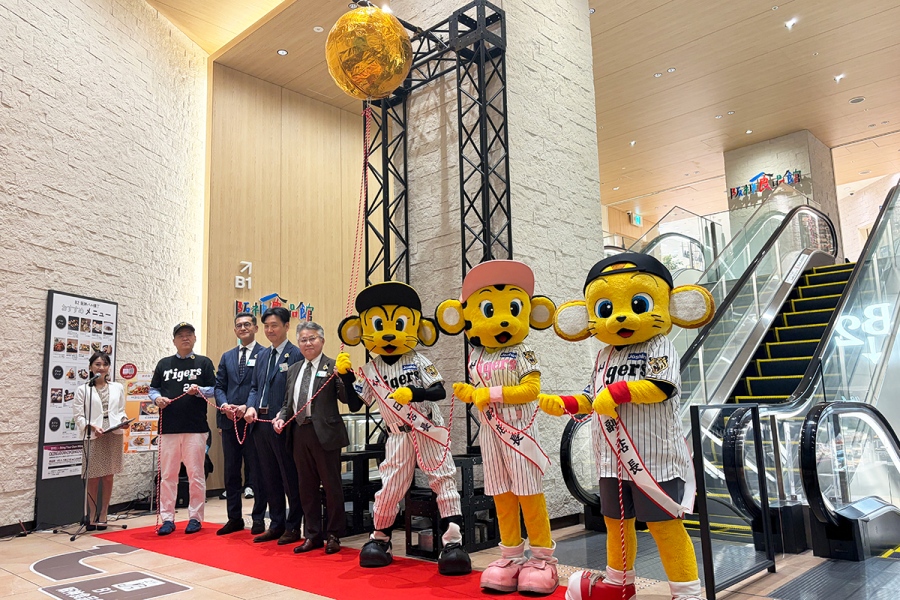 hanshin2026_1004_11 | Lmaga.jp 阪神タイガース『優勝セレモニー』が「阪神梅田本店」で(Lmaga.jp撮影)