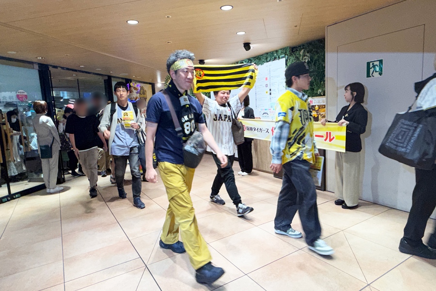 hanshin2026_1004_6 | Lmaga.jp 「阪神梅田本店」優勝セール開店時の様子(Lmaga.jp撮影)