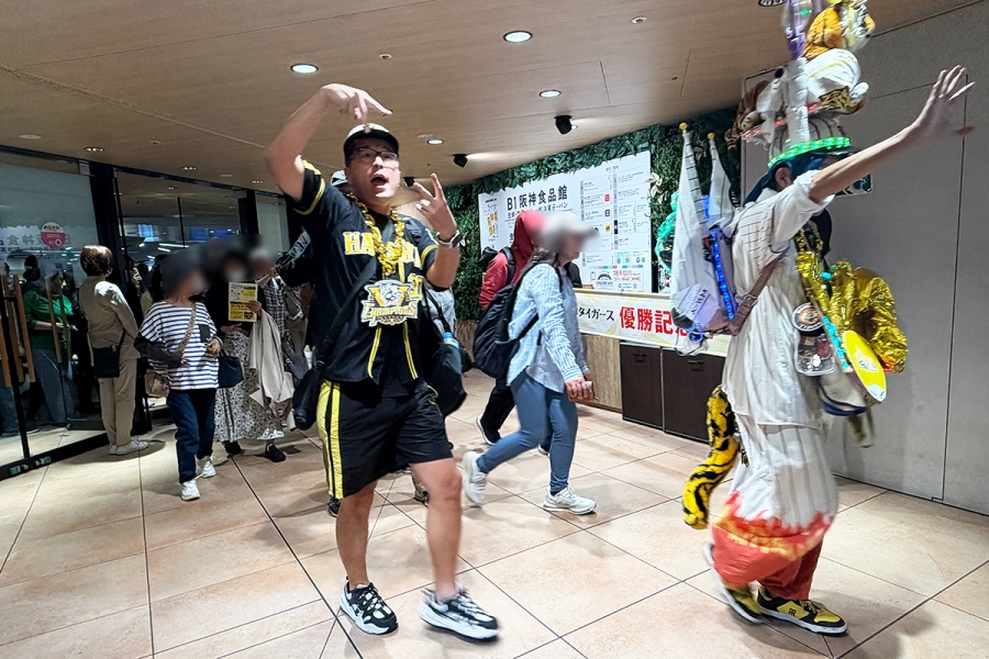 hanshin2026_1004_7 | Lmaga.jp 「阪神梅田本店」優勝セール開店時の様子(Lmaga.jp撮影)