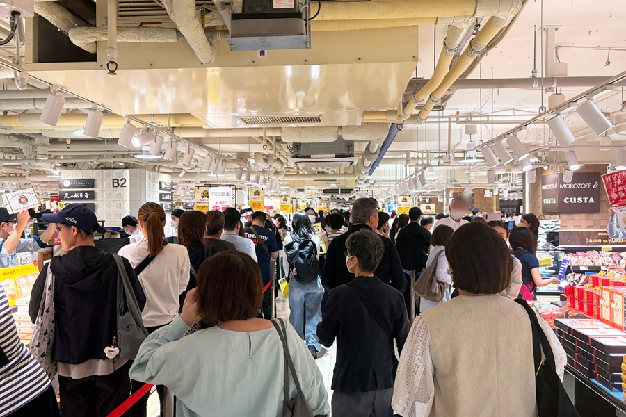 hanshin2026_1004_8 | Lmaga.jp 「阪神梅田本店」優勝セール初日の様子(Lmaga.jp撮影)