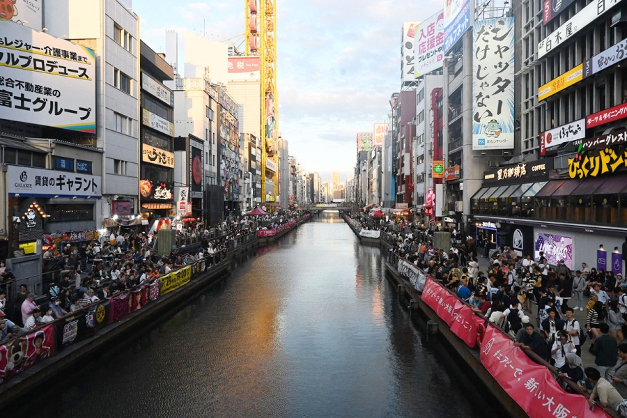 hanshin_dotonbori261003_1 | Lmaga.jp 阪神ファンが集まる大阪・道頓堀(10月3日、17時頃)