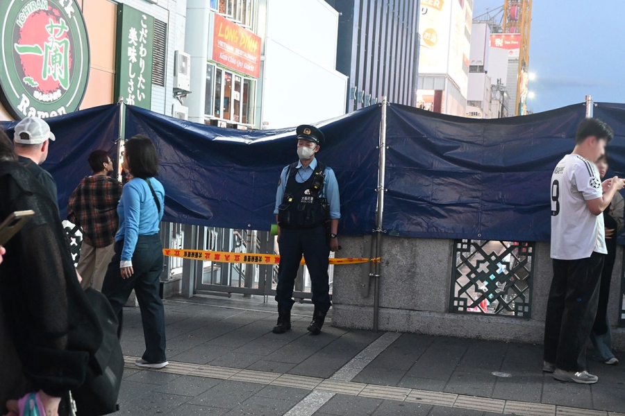 hanshin_dotonbori261003_2 | Lmaga.jp 阪神ファンが集まる大阪・道頓堀。川の周辺には大阪府警の警察官たちが立ち並ぶ(10月3日、17時頃)