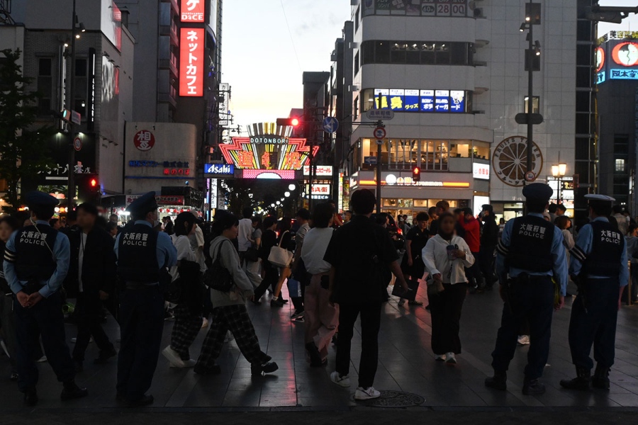 hanshin_dotonbori261003_4 | Lmaga.jp 阪神ファンが集まる大阪・道頓堀。大阪府警の警察官たちが立ち並ぶ(10月3日、17時頃)