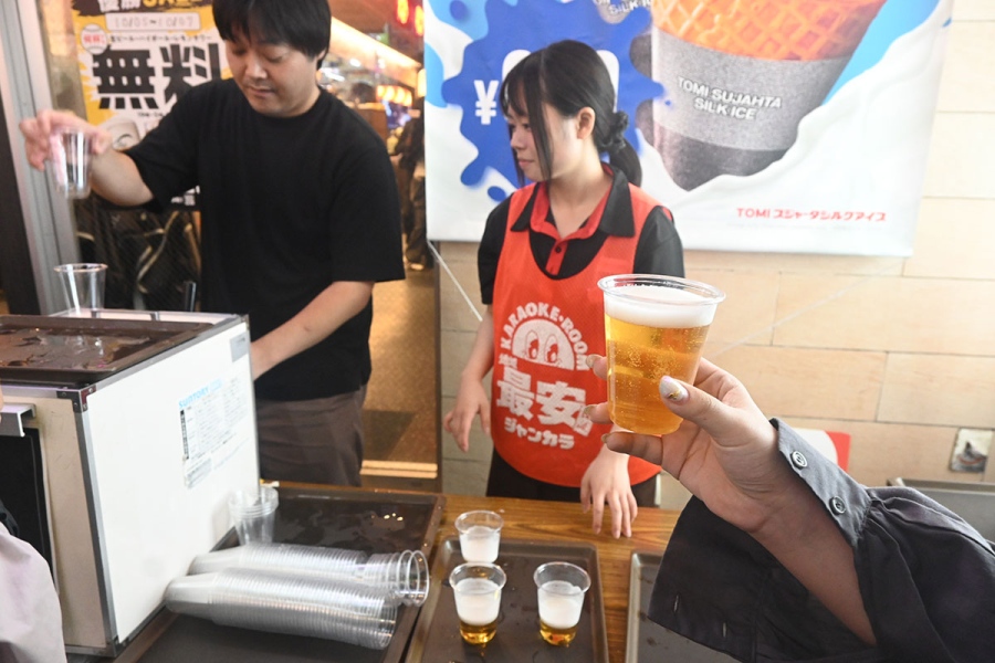 hanshin_dotonbori261003_yusho8 | Lmaga.jp ジャンカラの一部店舗では優勝が決定した瞬間から「振る舞い酒」を配布。道頓堀店では盛り上がりもひとしお(10月3日、21時頃)
