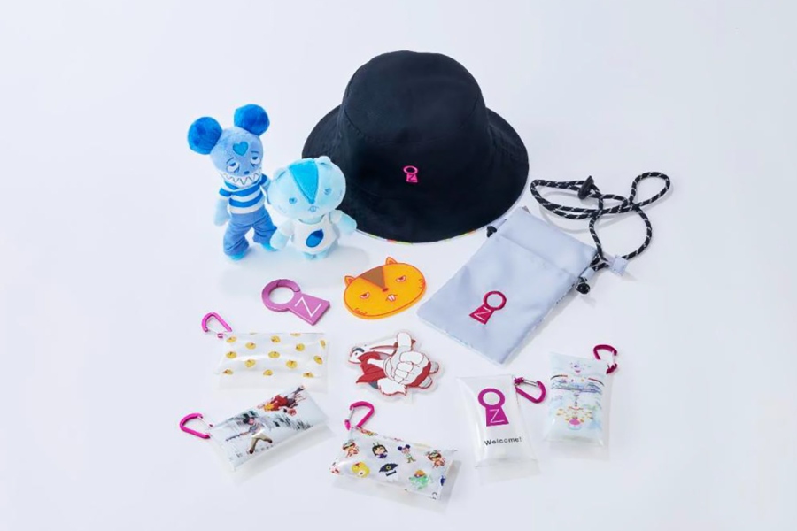 hosoda2026_1001_1 | Lmaga.jp 『細田守の原点/展』のオリジナルグッズ。OZ カラビナ(1650円)、OZ リバーシブルハット(4950円)、ぬいぐるみ 仮ケンジ ブルー(3410円)ほか
