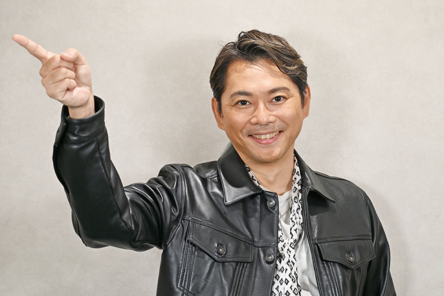 imaitsubasa_202610_2 | Lmaga.jp タッキー&翼『夢物語』の振付のポーズを決める今井翼(10月5日撮影/Lmaga.jp)