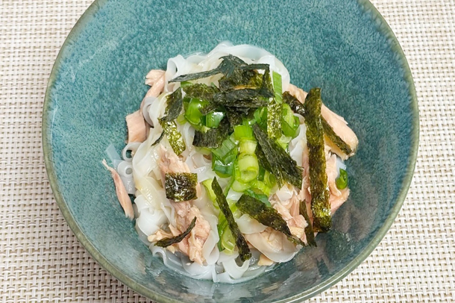 komemen_acecook2 | Lmaga.jp ツナと醤油で味付けし、ネギ、海苔とトッピング。クセが少なく、そうめんやパスタ感覚でおいしく食べられた