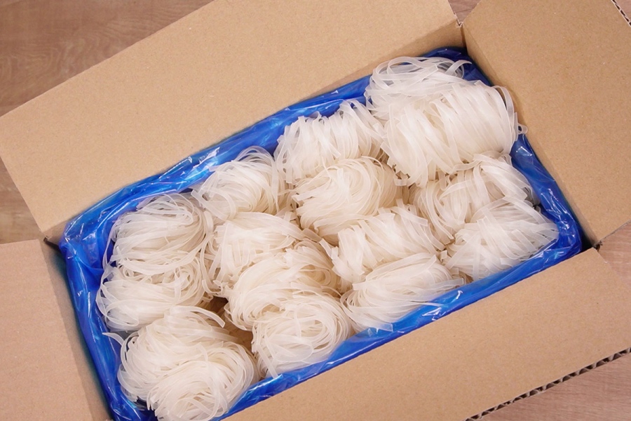 komemen_acecook6 | Lmaga.jp Amazonで販売中、「エースコックの米めん」(一箱48個入り、4500円)
