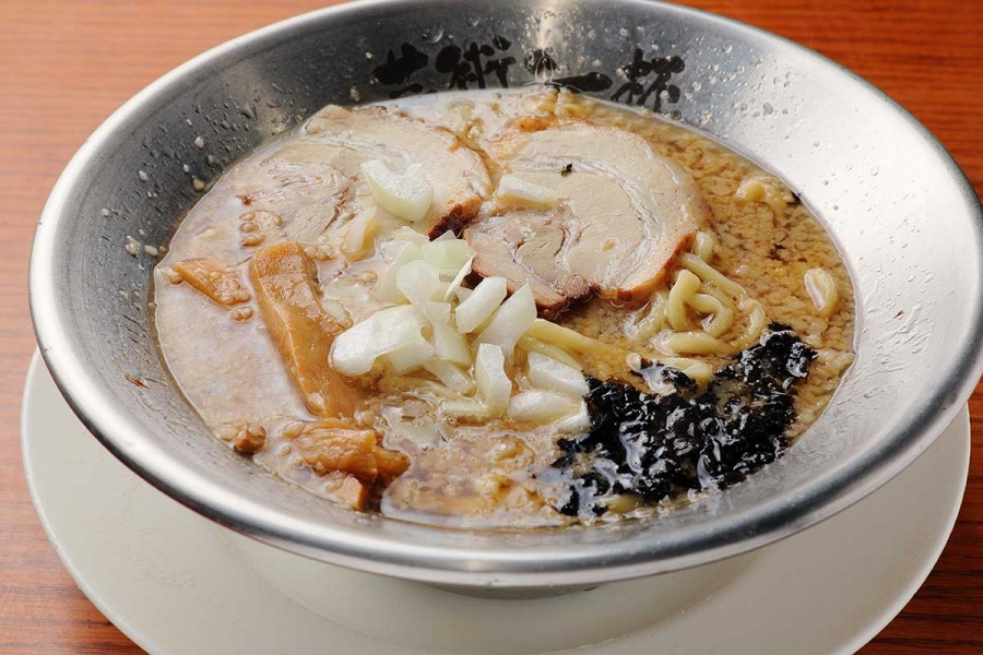 niigata_12_ramenkatsu_049A8436 | Lmaga.jp もちもちの自家製麺、煮干しダシ、地元産豚肉を使用した背脂で仕上げるラーメン勝の燕背脂ラーメン850円(撮影:沖本明)