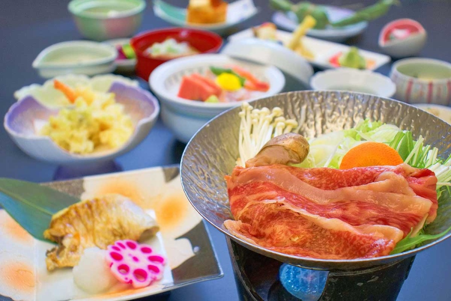 niigata_14_sakihana3 | Lmaga.jp 夕食では、旬の海の幸・山の幸に加え、地元が誇るブランド豚「純白のビアンカ」を取り入れた懐石料理を堪能できる