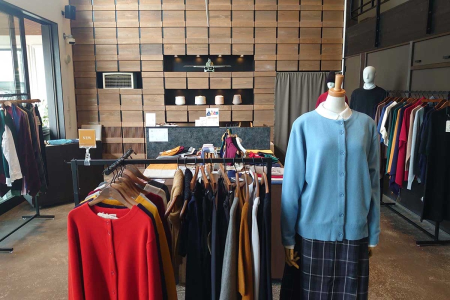 niigata_1_saifuku1 | Lmaga.jp 工場併設のショップ「SAIFUKU SHOP」。雪国の暮らしや自然からインスパイアされたニットブランドを展開