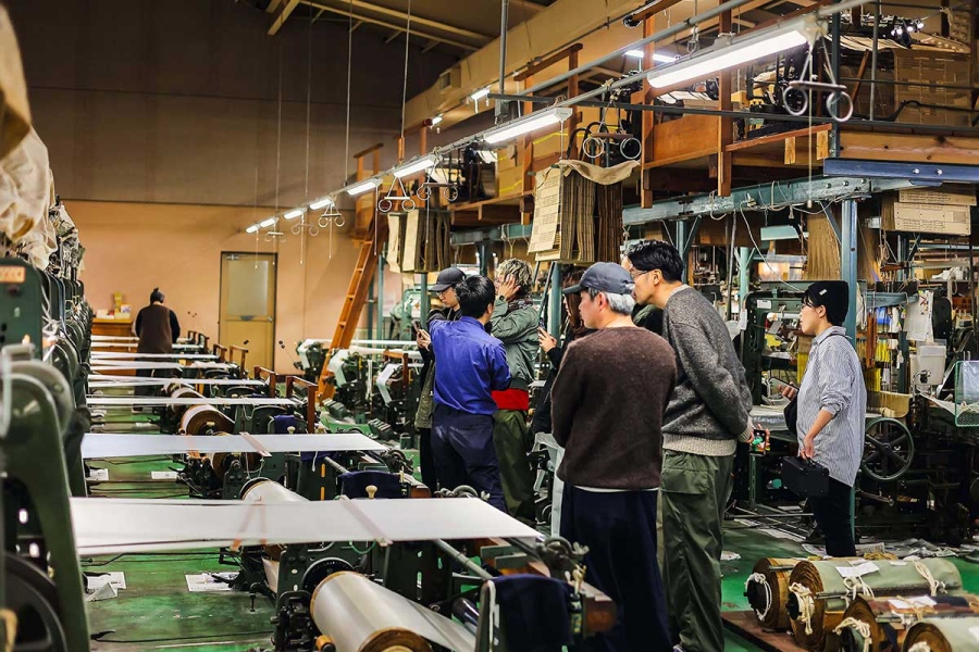 niigata_6_knitfes2 | Lmaga.jp 歴史あるニット工場を見学。長年大切に使い込まれた編み機がずらりと並んでいる ©2025 PHOTO OFFICE QUATRE 立堀 和仁