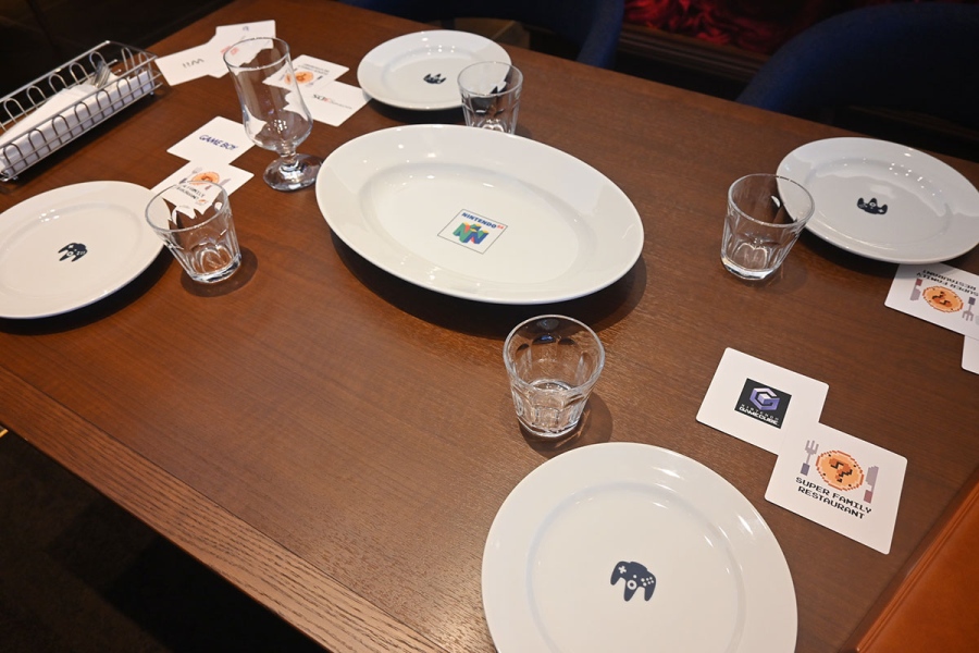 nintendo_superfamilyrestaurant17 | Lmaga.jp シェアメニューの大皿にはNINTENDO 64のイラストがプリントされ、取り皿にはコントローラーが。「料理をシェアすることと、複数人でゲームを遊ぶことは似ている」という点に着目しているとか