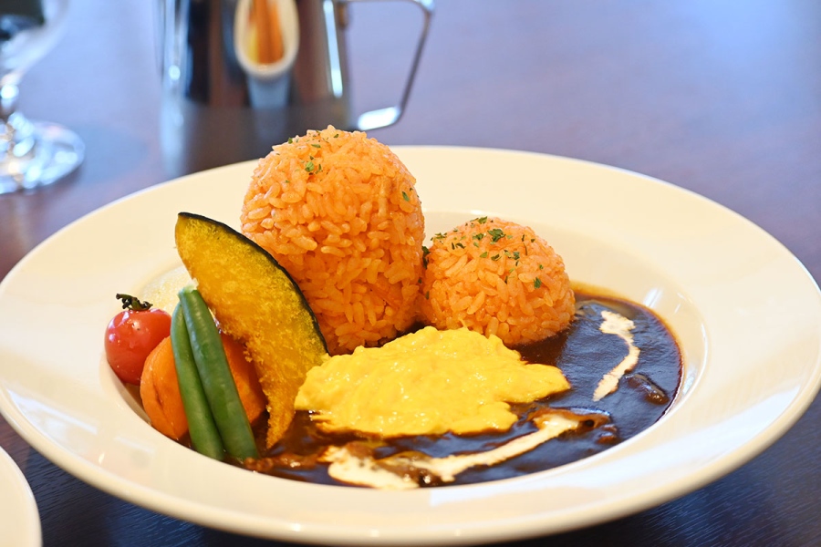 nintendo_superfamilyrestaurant18 | Lmaga.jp 「オムライスさんみゃく」(1600円・税別)。山に見立てたチキンライスに、ふわとろ卵とデミグラスソースを添えた一皿