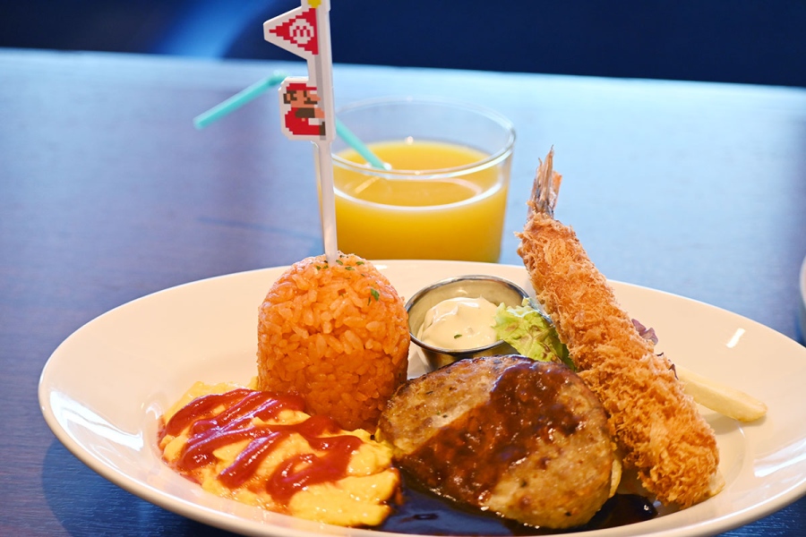 nintendo_superfamilyrestaurant21 | Lmaga.jp 「お子さまプレートA」(1200円・税別)。ハンバーグ・オムライス・エビフライを詰め込んだ一皿(ドリンク付き)