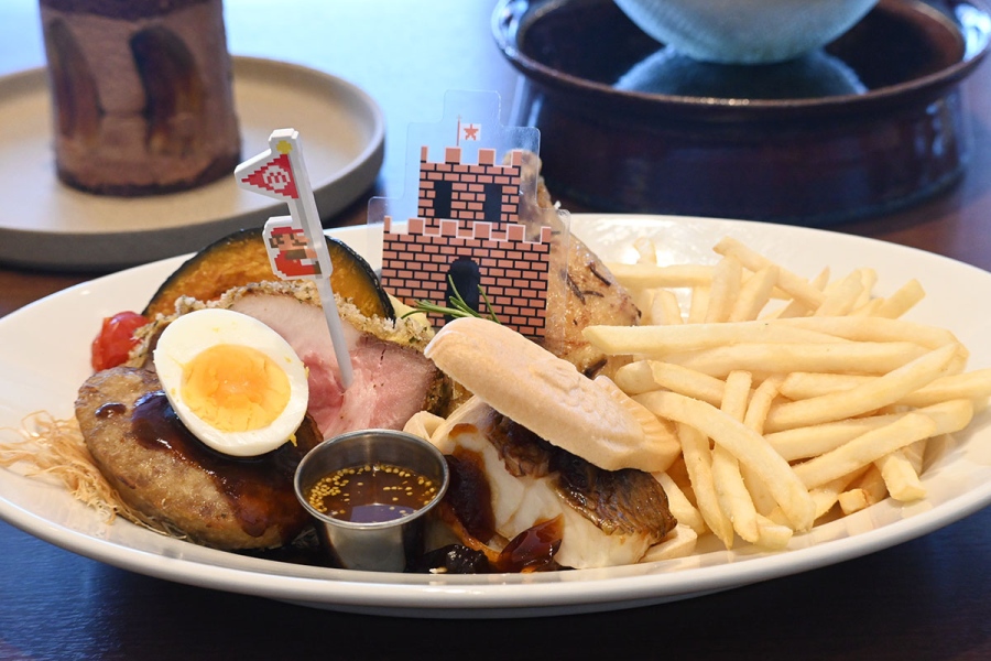 nintendo_superfamilyrestaurant22 | Lmaga.jp 「ぱくぱくアイランド」(4900円・税別)。3〜4人でシェア推奨。島々をめぐるように楽しむ、メインディッシュの盛り合わせ(ごろっとローストポーク/鯛のたい焼き/ほろほろチキンコンフィ/とりの巣ハンバーグ)
