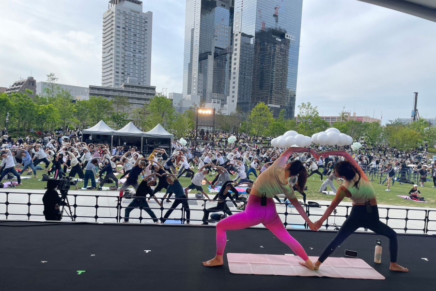 osaka_outdoor_life_fest_20261026_1 | Lmaga.jp うめきたエリアでおこなわれる『アウトドアライフ フェスタ』の『青空リフレッシュ!おそとでヨガ&ZUMBA』イメージ