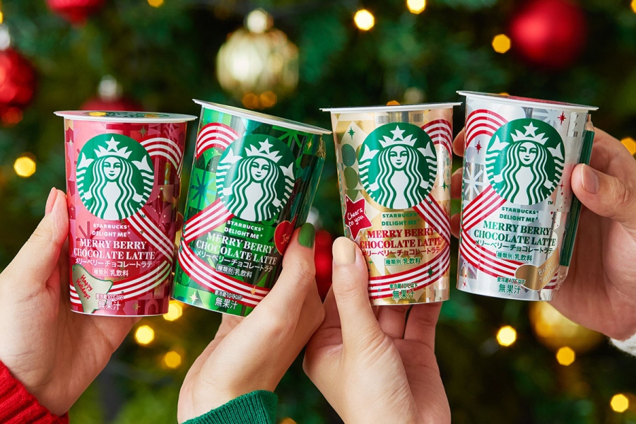 starbucksmerryberry_202610_1 | Lmaga.jp 11月3日からコンビニで発売される新商品「スターバックス DELIGHT ME メリーベリーチョコレートラテ」(スーパーでは11月10日発売)