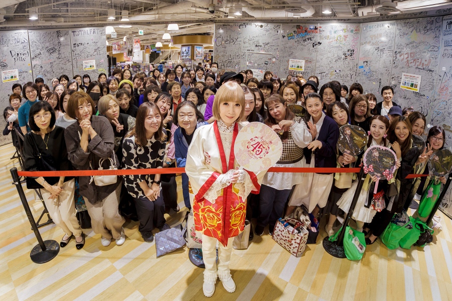 suzukaze_instore20261003TR_C9A0357 | Lmaga.jp 最後は涼風と来場者との記念撮影。「昔、妖精。今――」の掛け声に、「ようか~い」と応える形でのスマイルショット!