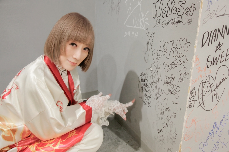 suzukaze_signature_retouch_1004 | Lmaga.jp イベント終了後、タワーレコード梅田NU茶屋町店の一角にサインをする涼風