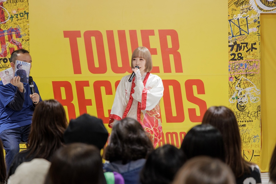 suzukazemayo_instore20261003TR_C9A0145 | Lmaga.jp 新譜の全曲アレンジや、ライブの音楽監督を務める三枝伸太郎氏との対談が、スペシャルフォトブックに。「三枝さんからはいつも正解な答えが返ってくる。100%信頼しています」(涼風)