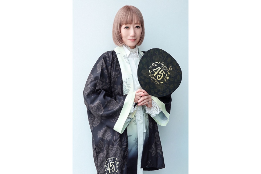 suzukazemayo_interview_kouhen_4 | Lmaga.jp 『演劇人祭2026』で初めて新橋演舞場の舞台に立った涼風さん。「あやかしの世界でした! 楽屋から旧宝塚大劇場の匂いがしました。太刀を置く棚、鏡、ライト、すべてが懐かしかったです」(撮影/小野寺亜紀)