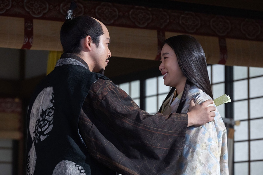toyotomikyodai_40_asahi2 | Lmaga.jp 『豊臣兄弟!』第40回より。あさひ(倉沢杏菜)の肩に手を置く秀長(仲野太賀)(C)NHK