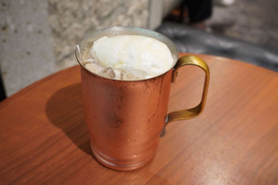 ueshimacoffee_basilmilk2 | Lmaga.jp 一見、普通のミルク珈琲だが、一口飲むとバジルの香りとコーヒーの香りが口いっぱいに広がる。意外にもマッチ