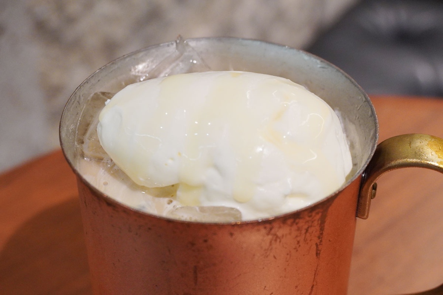 ueshimacoffee_basilmilk3 | Lmaga.jp ミルク珈琲の中とクリームの上に、手作りのバジルソースが使用されている