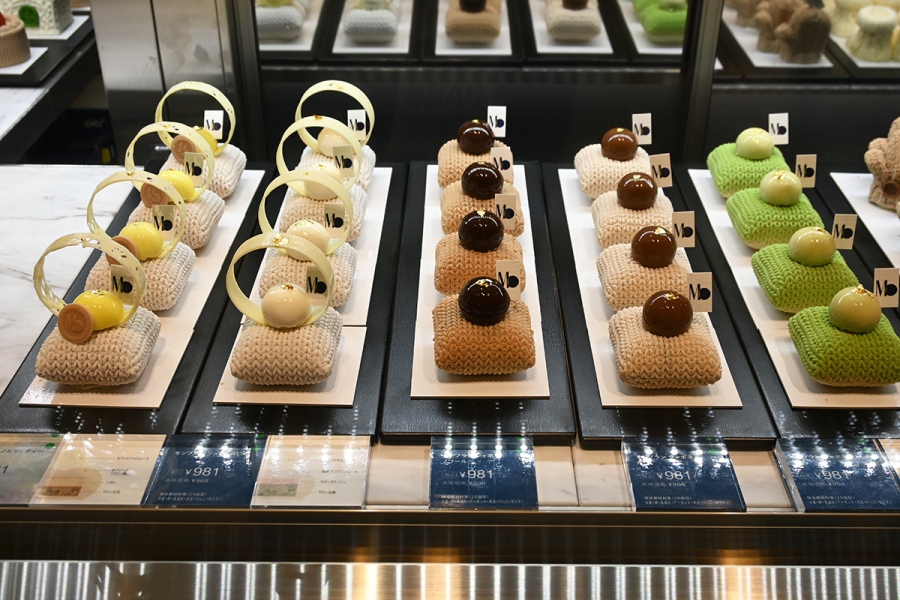 ukai2026_1023_12 | Lmaga.jp (左)阪急うめだ本店限定の新作「モンブラン ノルマンディー」(981円)は、フランス伝統菓子•リオレをアレンジ(Lmaga.jp撮影)
